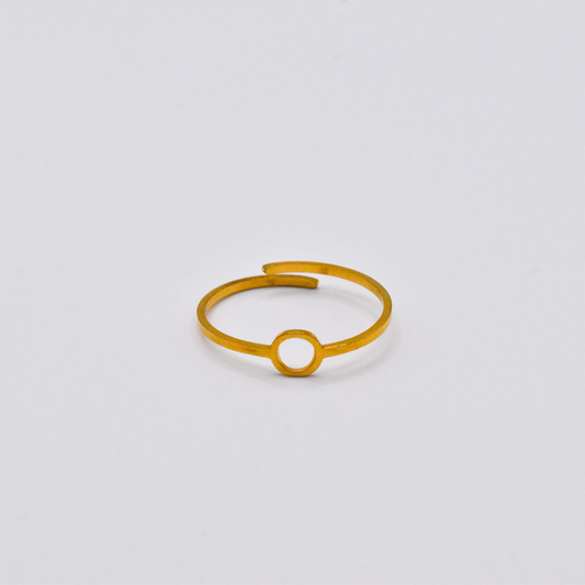 Bague modèle Circle Ring en or posée