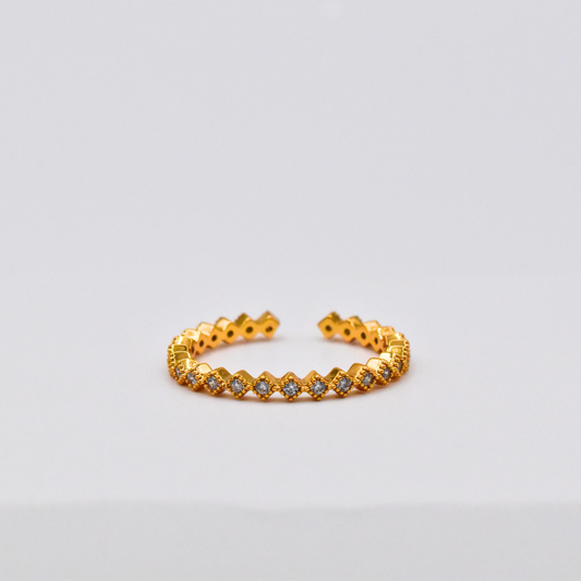 Bague modèle Halo Ring en or posée