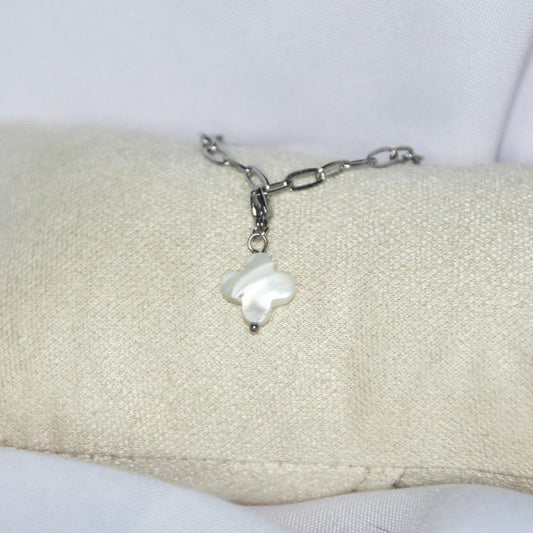 Charms modèle shamerock charms trèfle blanc nacré avec mousqueton argent sur présentoir