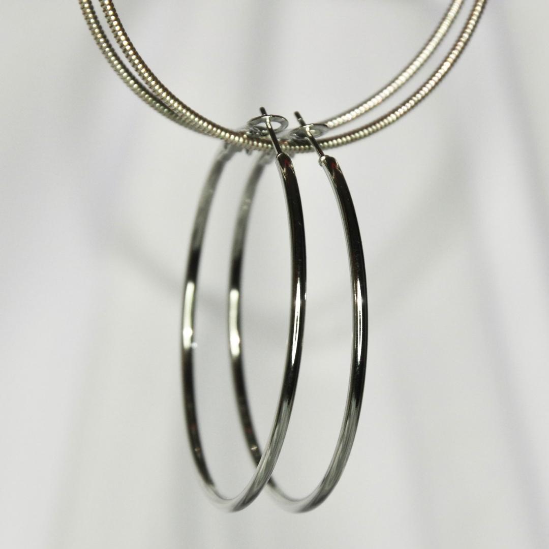 Boucles d'oreilles modèle Cristina Earrings en argent sur présentoir