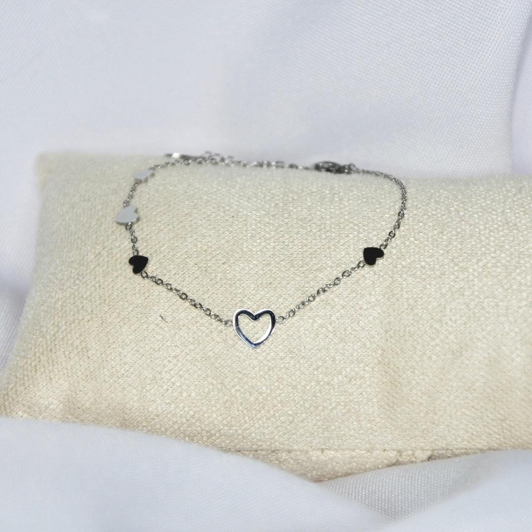 Bracelet modèle Attentions Bracelet en argent avec pendants coeurs sur présentoir