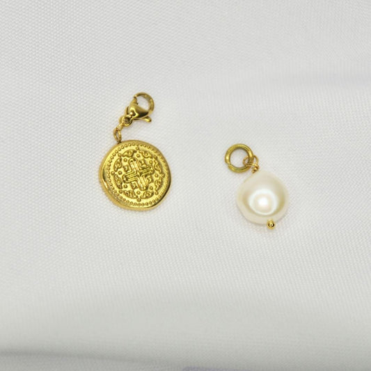 Charms modèle lagoon avec le modèle treasure sur présentoir