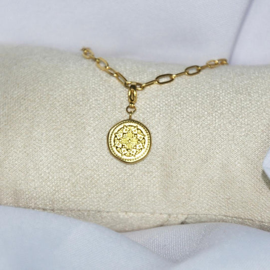 Charms treasure charms doré avec attache mousqueton sur présentoir