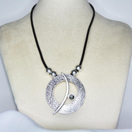 Collier modèle Liberty Necklace en argent avec cordon noir sur présentoir