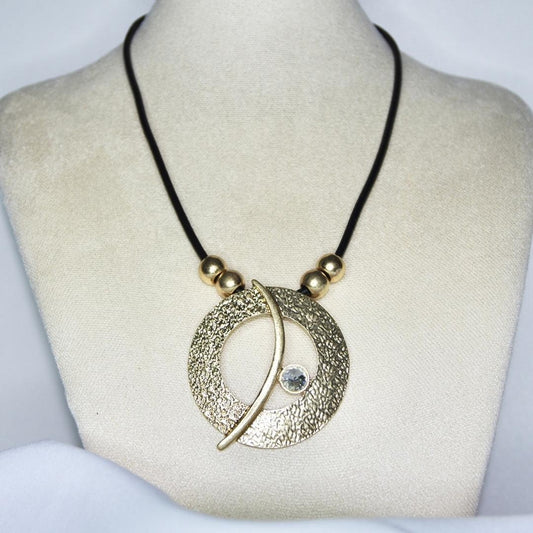 Collier modèle Liberty Necklace en or avec cordon noir sur présentoir