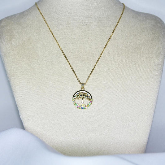 Collier modèle Life Necklace en or avec pendant arbre de vie coloré sur présentoir