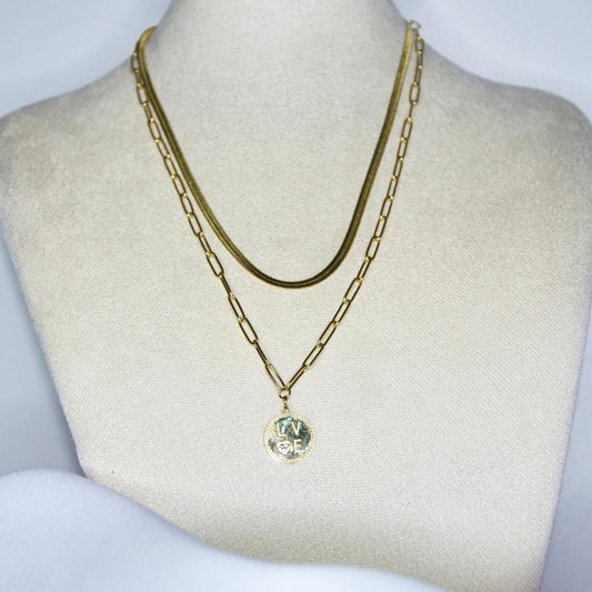 Collier modèle Love Letter Necklace en or double chaîne (maille serpent et pendant) sur présentoir