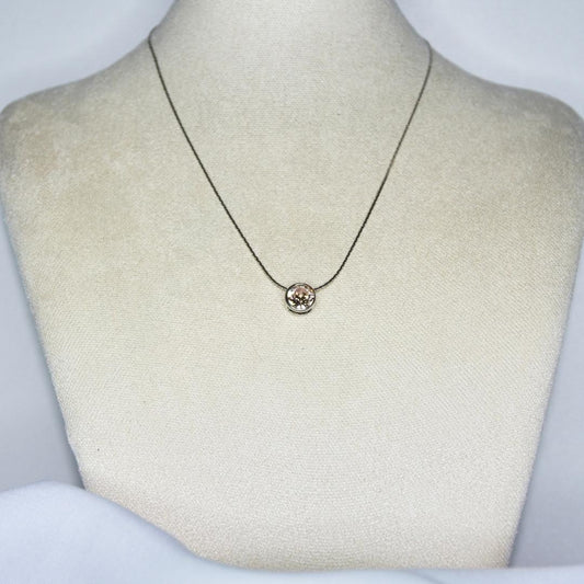 Collier modèle Shinny Necklace en argent avec pendant strass couleur champagne sur présentoir