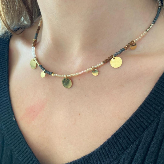 Collier modèle topping necklace en perles porté