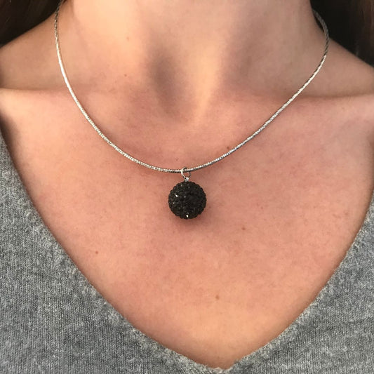 Collier modèle black pearl necklace en argent porté