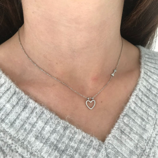 Collier modèle cupid necklace en argent porté