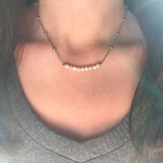 Collier modèle dots necklace en argent et perles porté