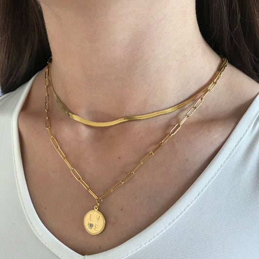 Collier modèle love letter necklace en or porté