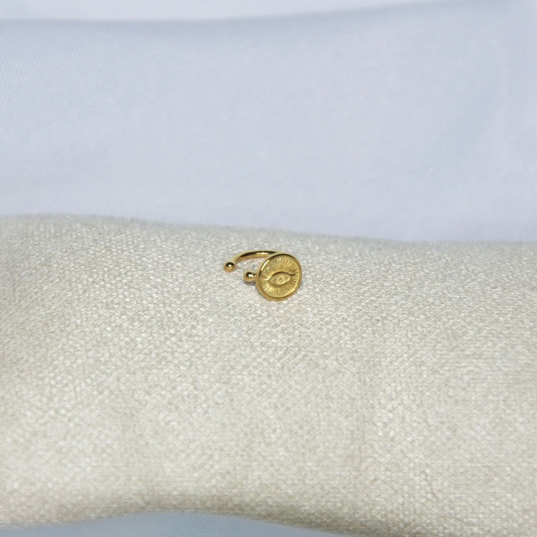 Faux piercing vision ear cuff en or sur présentoir