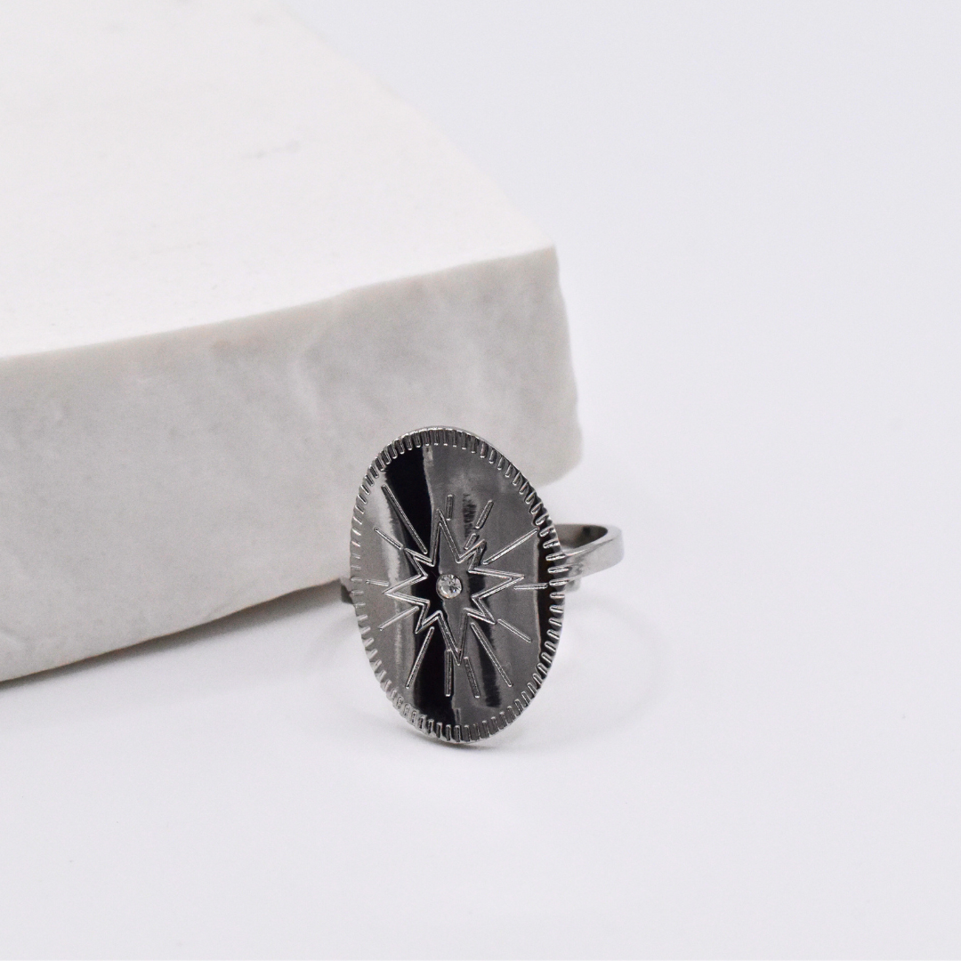 Bague modèle Aurora Ring en argent posée