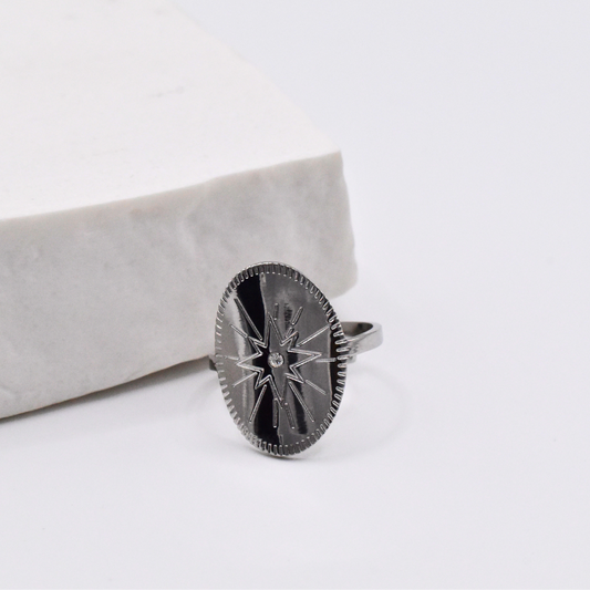 Bague modèle Aurora Ring en argent posée