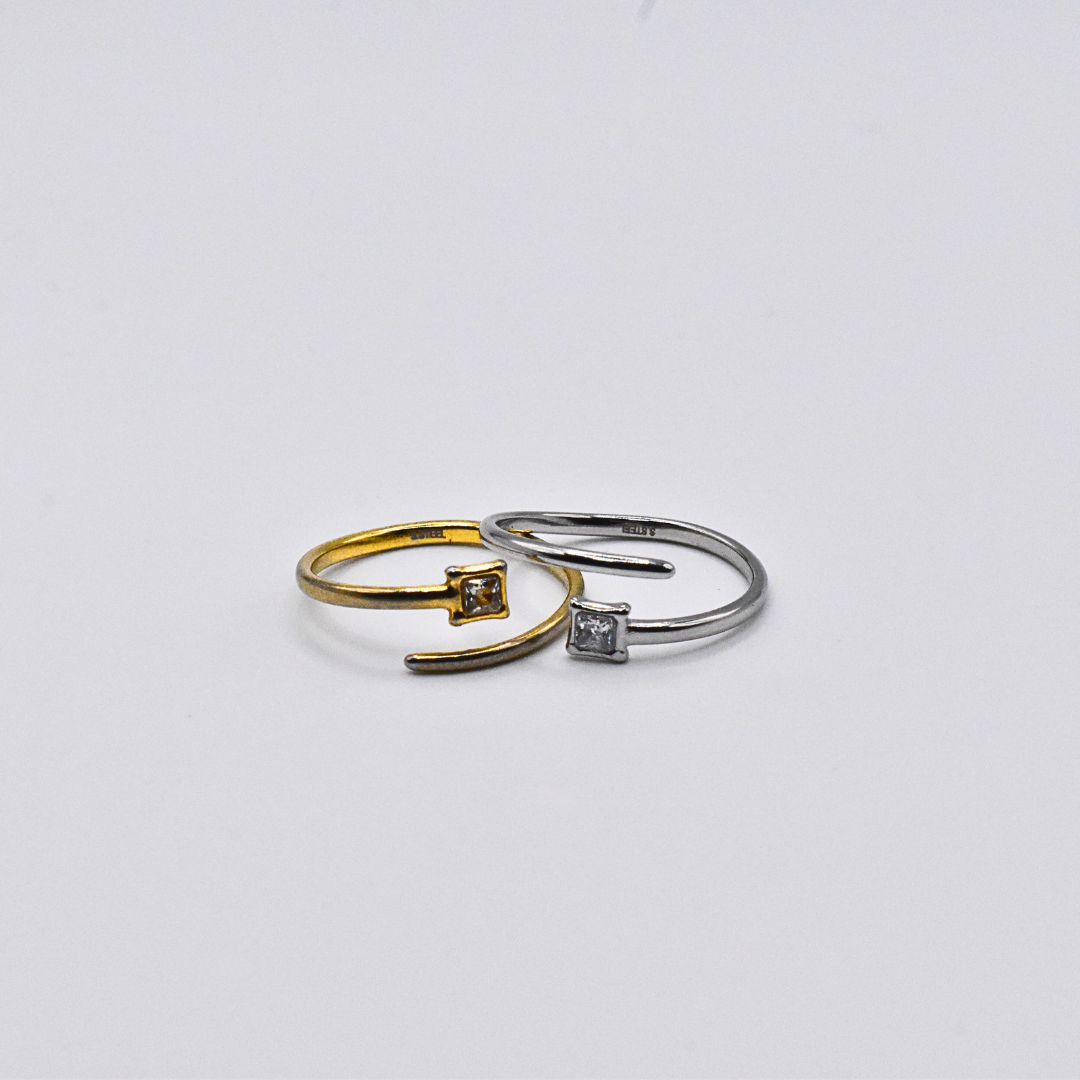 Bague modèle Bling Ring en argent et en or avec un strass carré posée