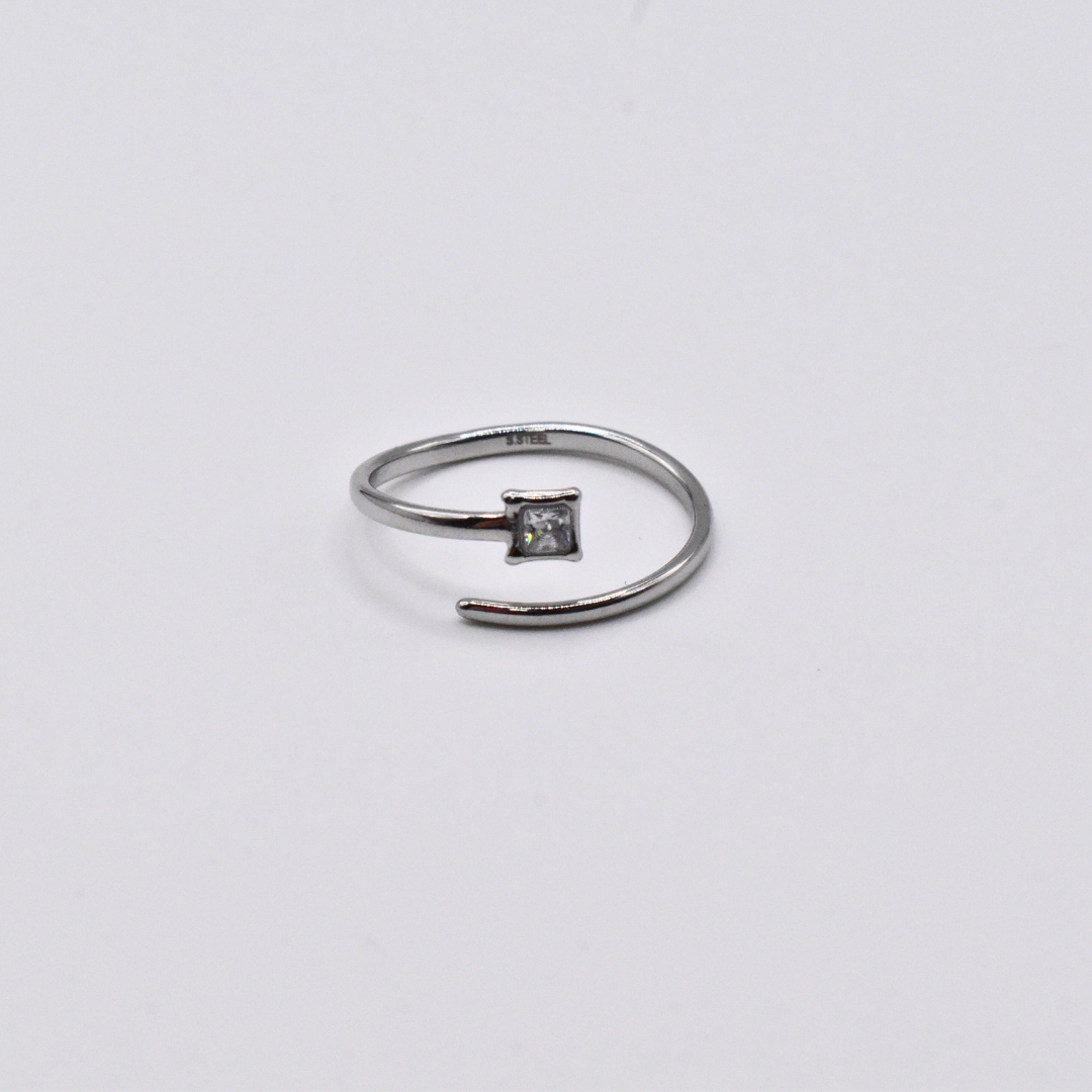 Bague modèle Bling Ring en argent avec un strass carré posée