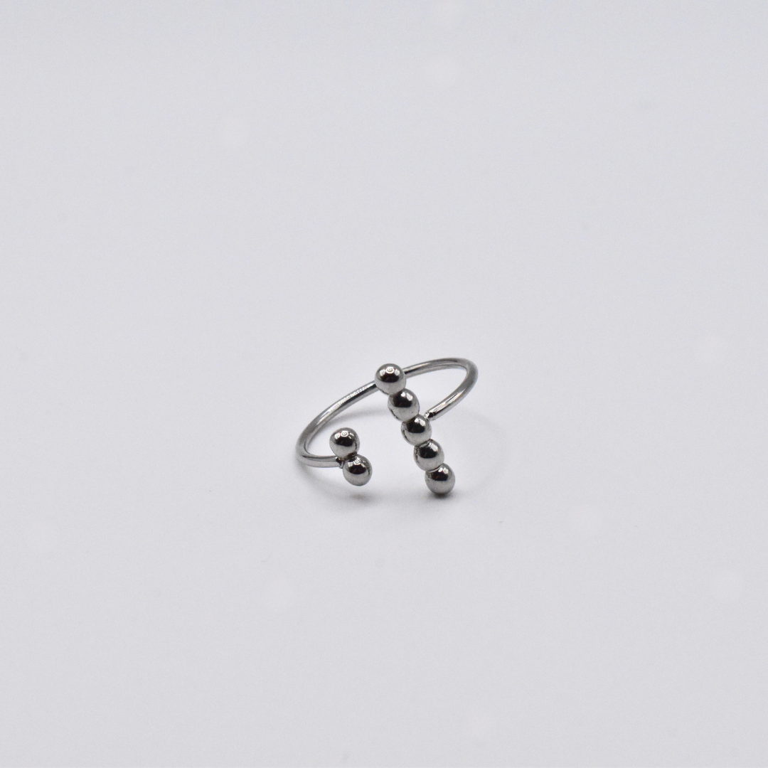 Bague modèle Bubble Ring en argent avec billes posée