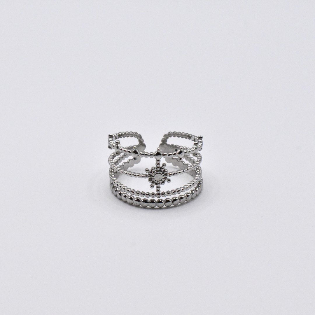 Bague modèle Casablanca Ring en argent posée