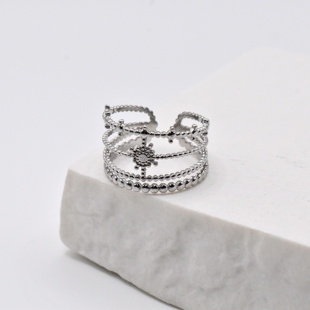 Bague modèle Casablanca Ring en argent sur support