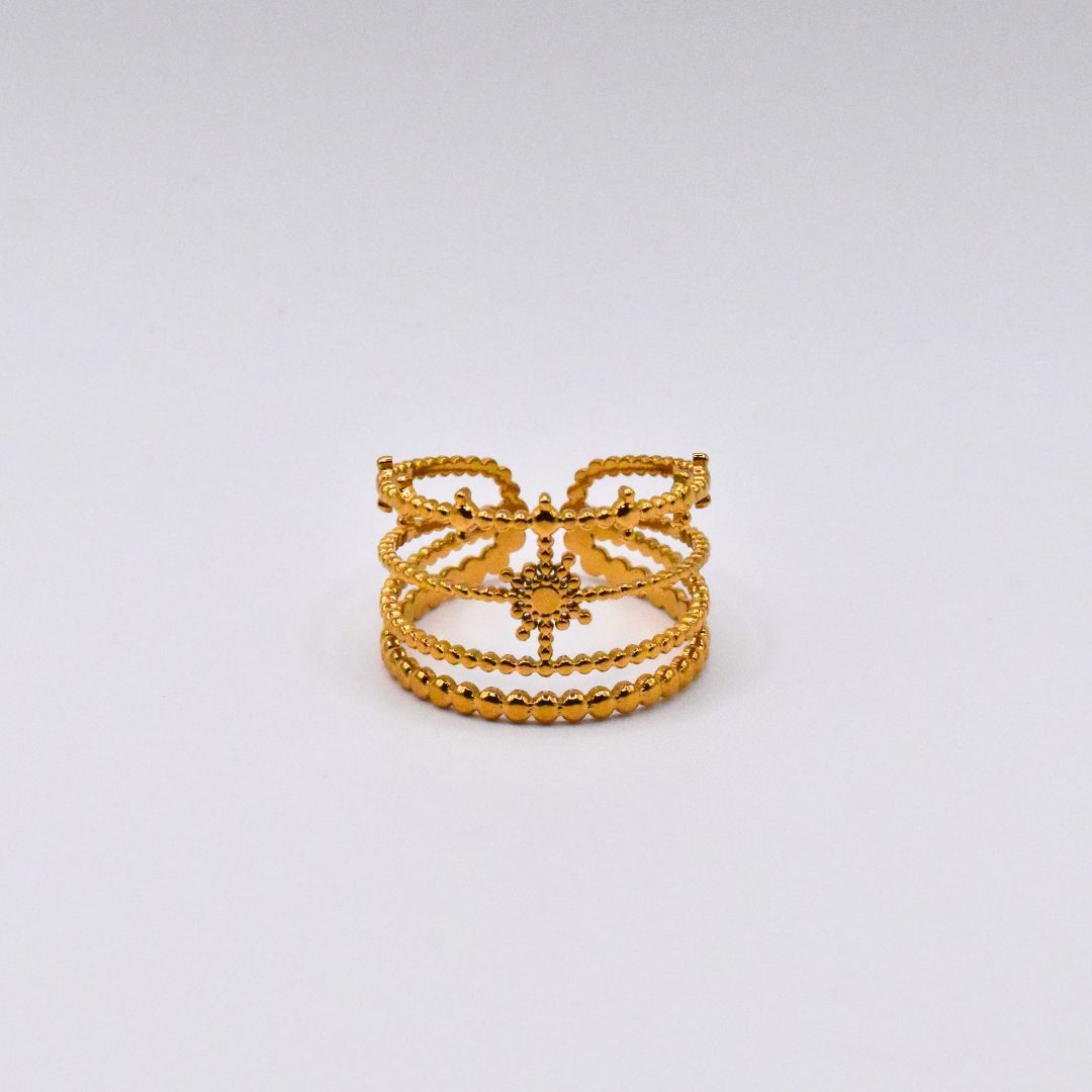 Bague modèle Casablanca Ring en or posée