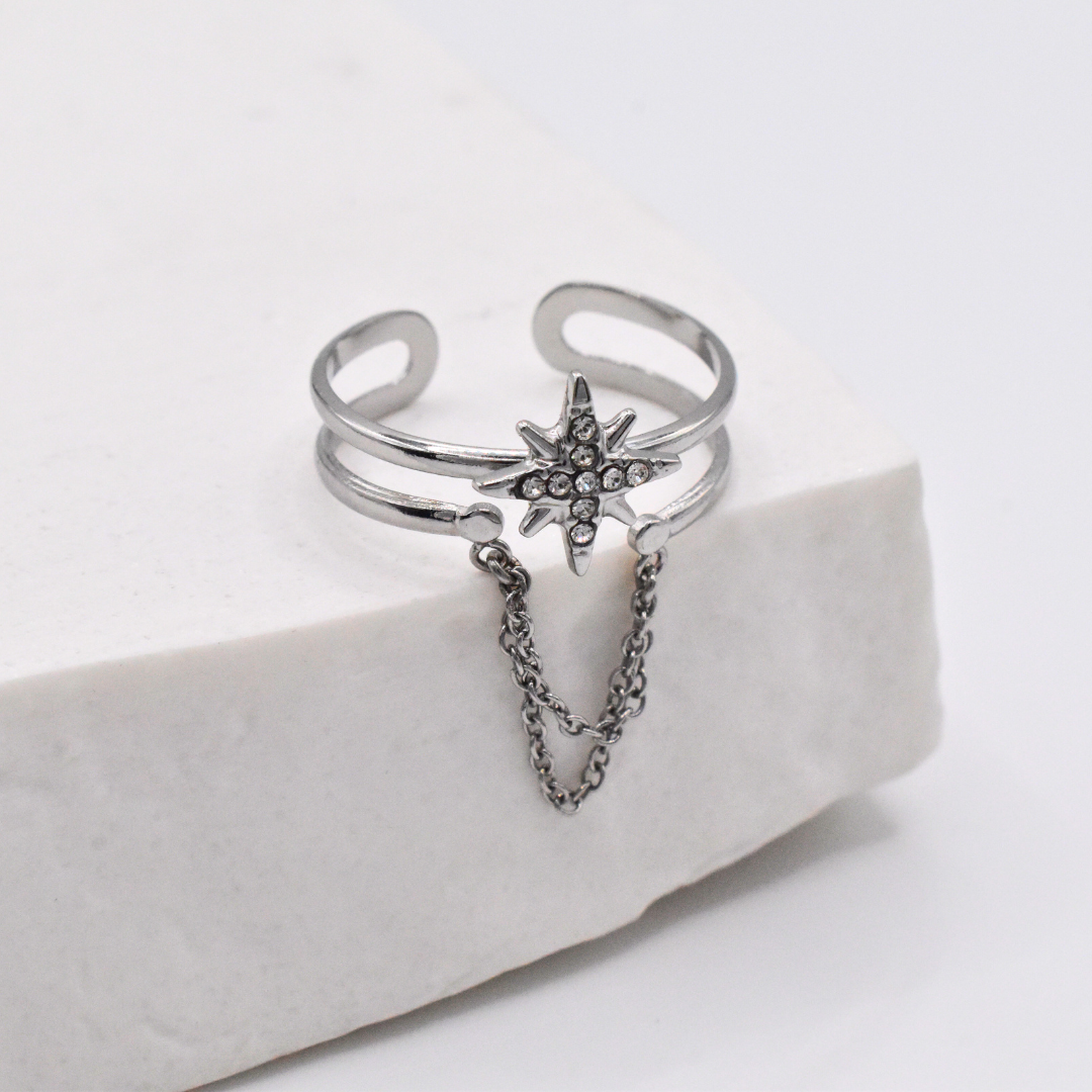 Bague modèle chains star ring en argent sur support
