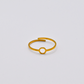 Bague modèle Circle Ring en or posée