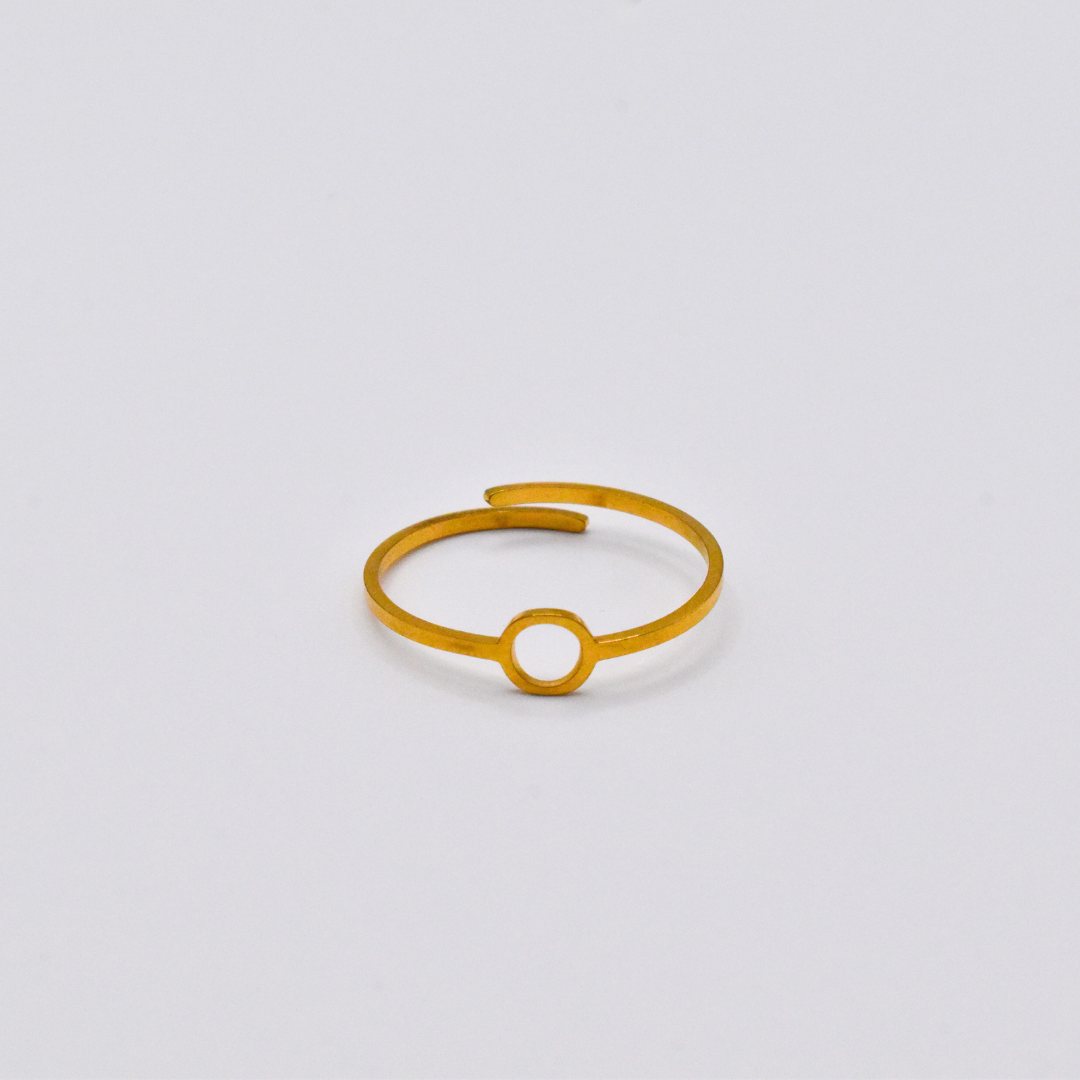 Bague modèle Circle Ring en or posée