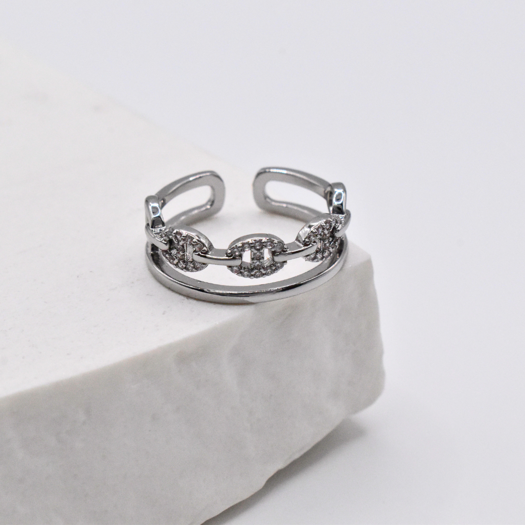 Bague modèle Coffee Ring en argent posée sur support