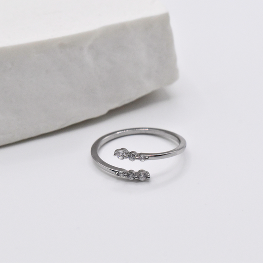 Bague modèle Delicate Ring en argent avec strass mixte à côté du support avec vue de près