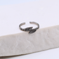Bague modèle Feather Ring en argent sur support