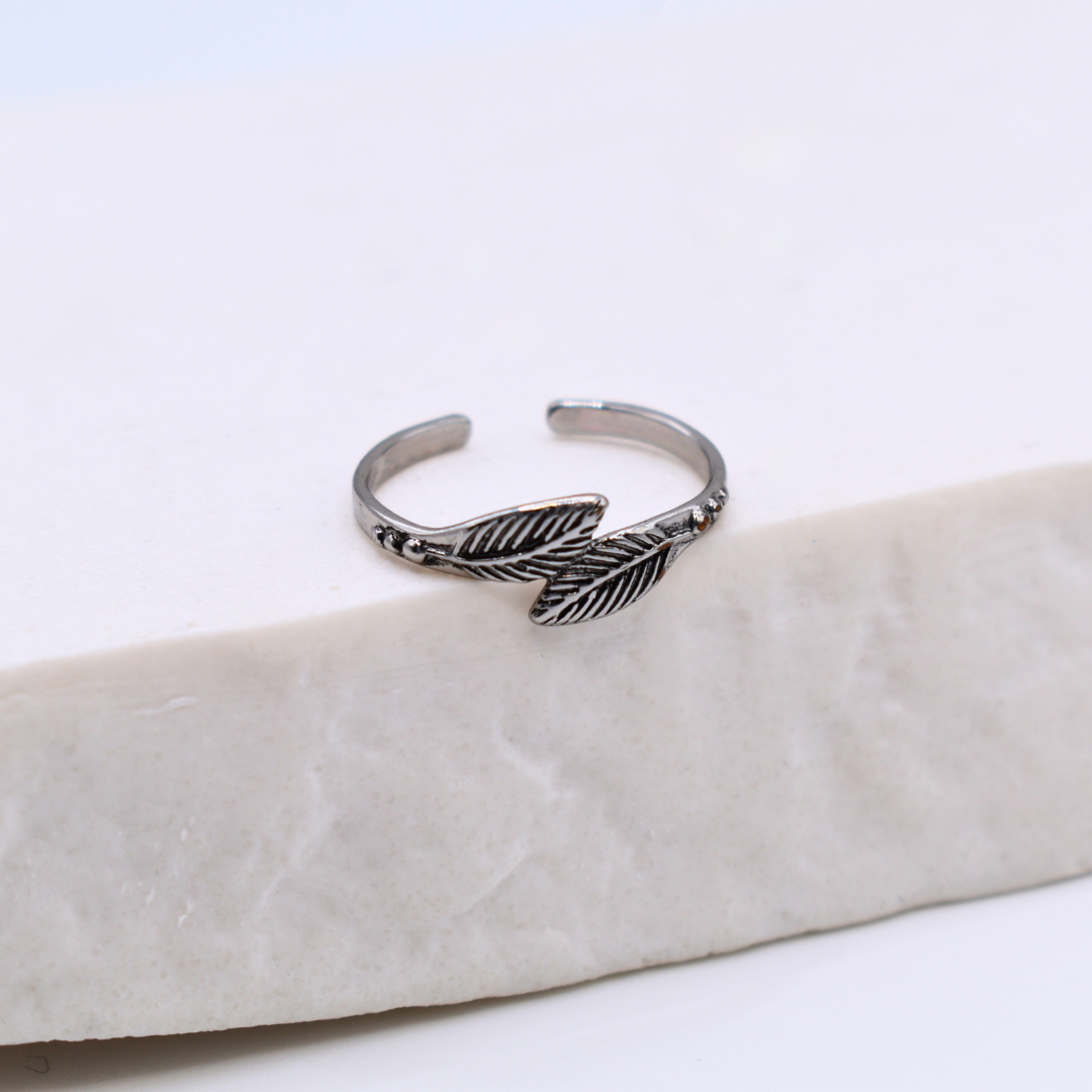 Bague modèle Feather Ring en argent sur support