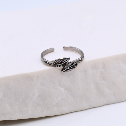Bague modèle Feather Ring en argent sur support