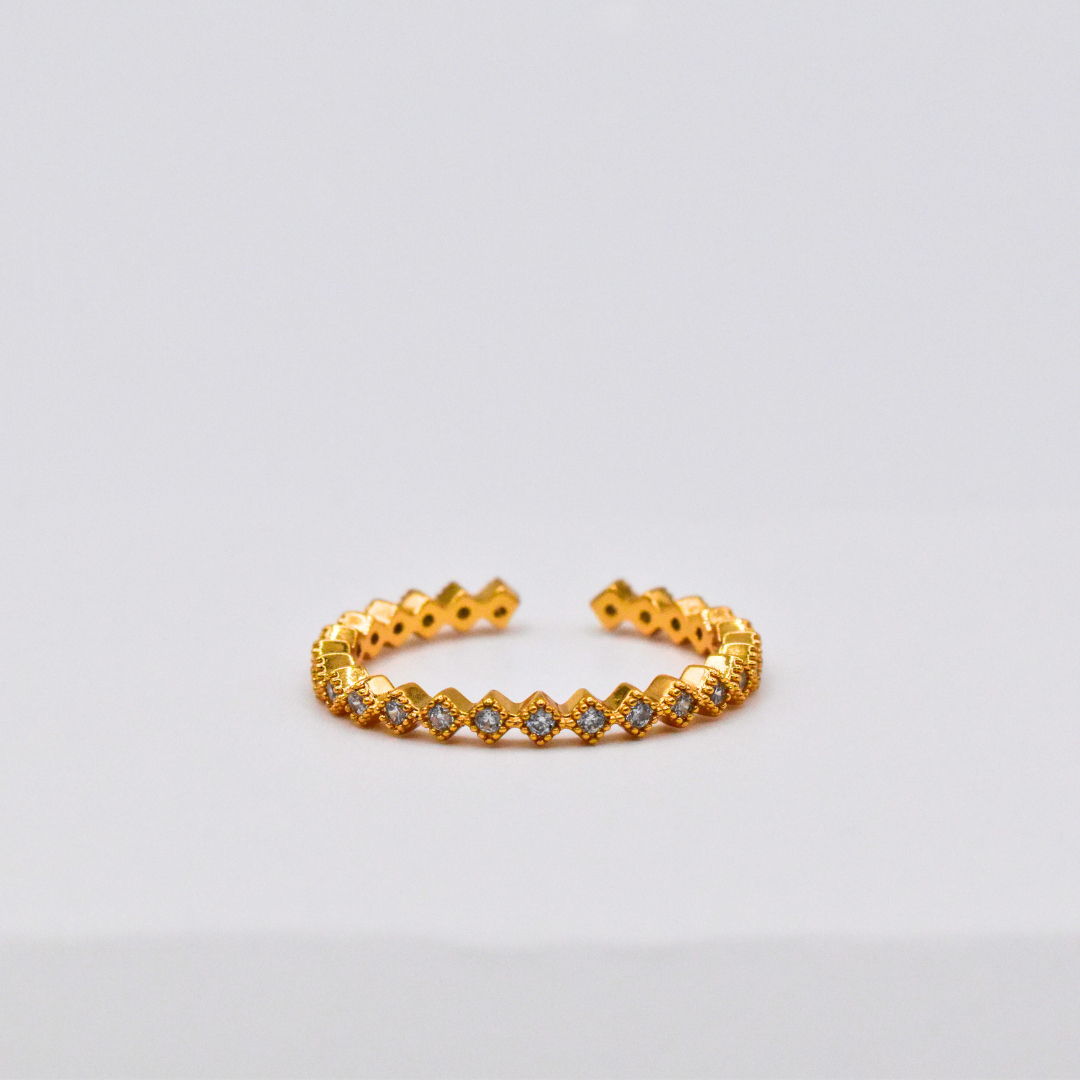 Bague modèle Halo Ring en or posée