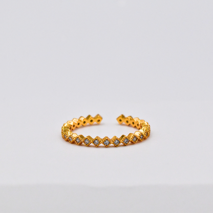 Bague modèle Halo Ring en or posée