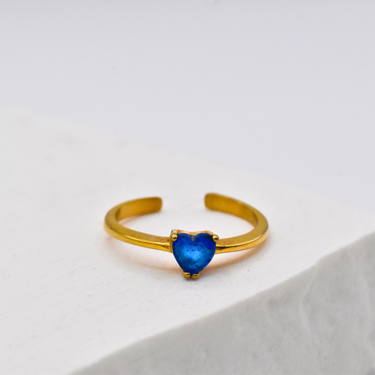 Bague modèle heart ring en or coeur bleu sur support