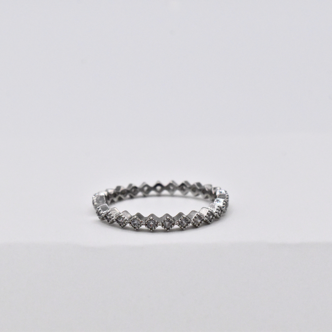 Bague modèle Halo Ring en argent posée