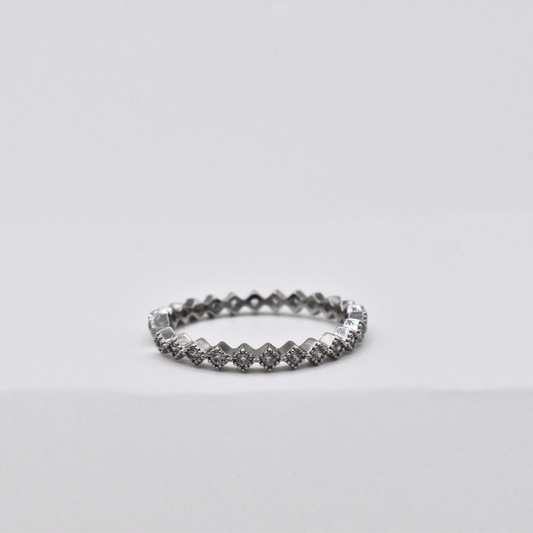 Bague modèle Halo Ring en argent posée