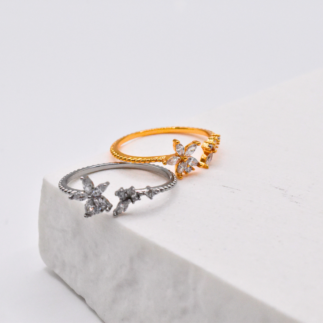 Bagues modèle Almond Ring en argent et en or sur support