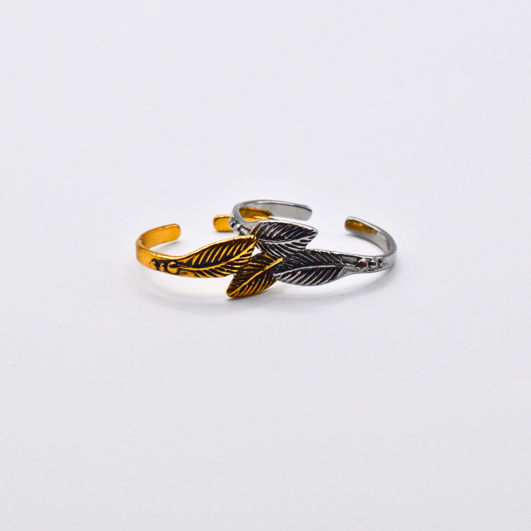 Bagues modèle Feather Ring en or et en argent entrelacées