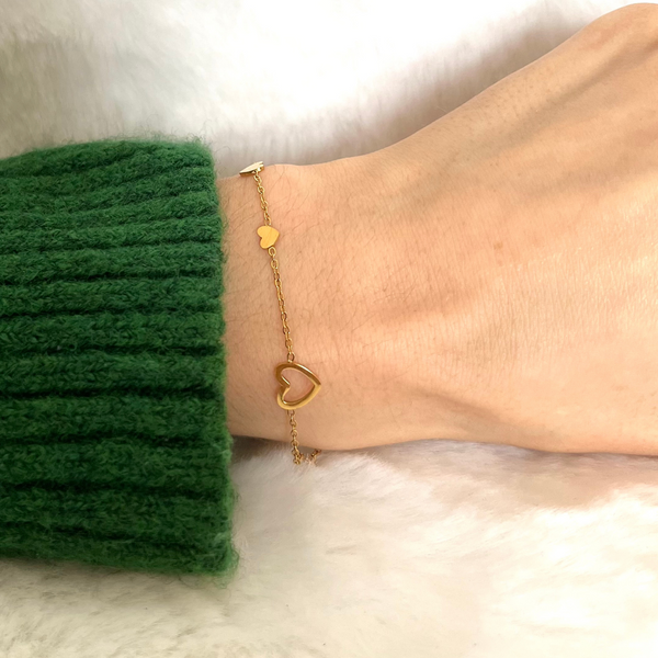 Bracelet modèle Attentions bracelet en or porté