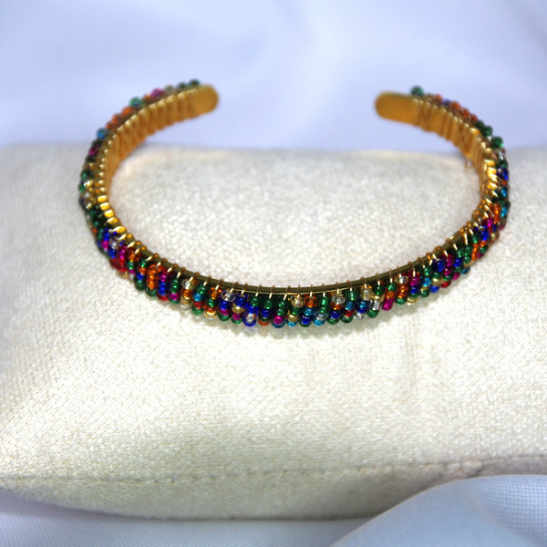 Bracelet modèle Bangle en or multicolore sur présentoir