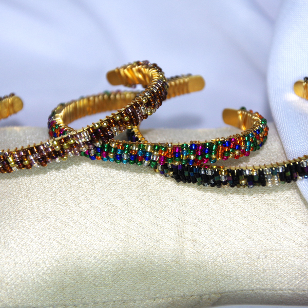 Bracelets modèle Bangle trois coloris différents sur présentoir