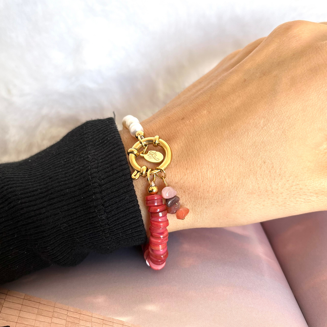 Bracelet modèle Boat bracelet en or perle rouge avec charms porté