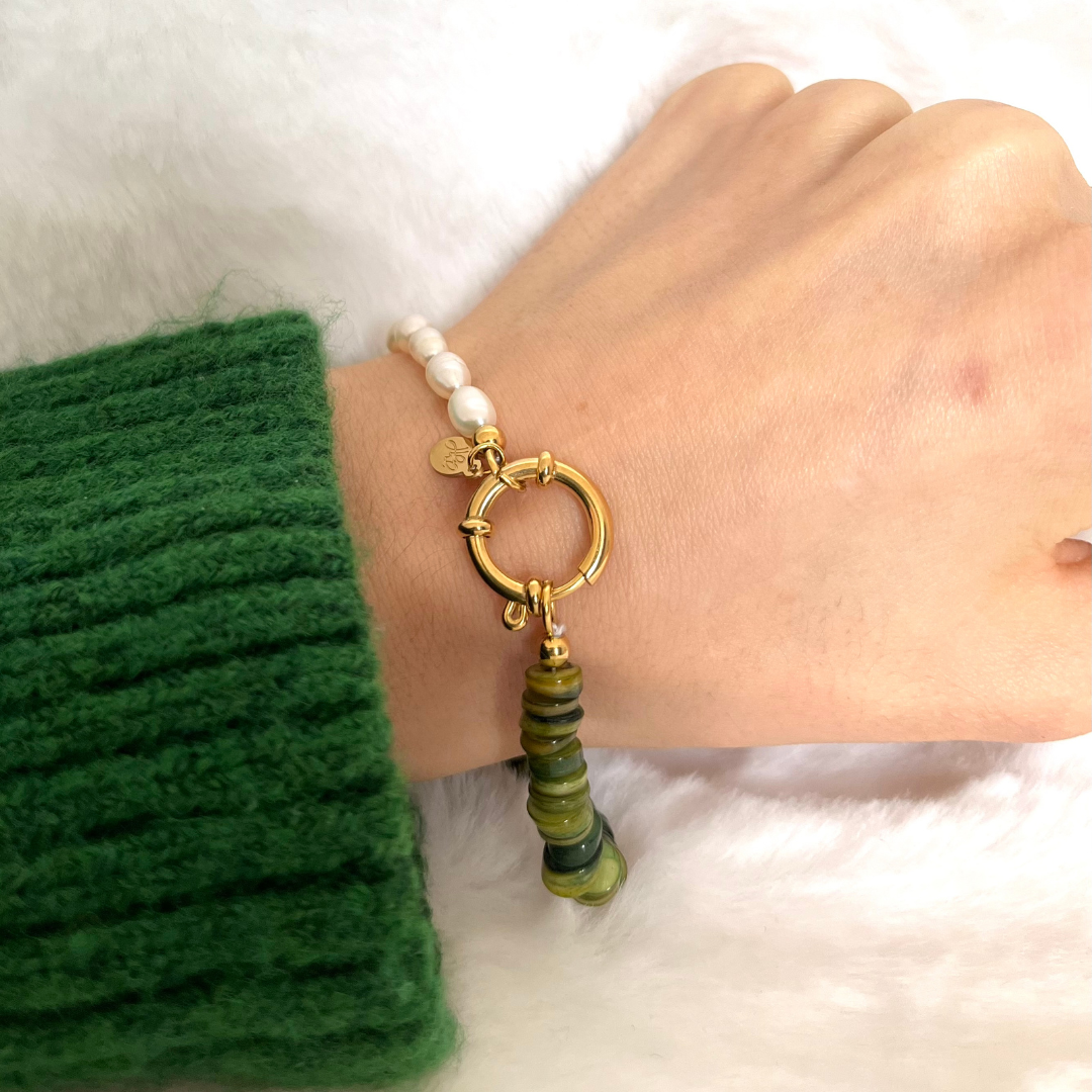 Bracelet modèle Boat bracelet en or perles vertes sans charms porté