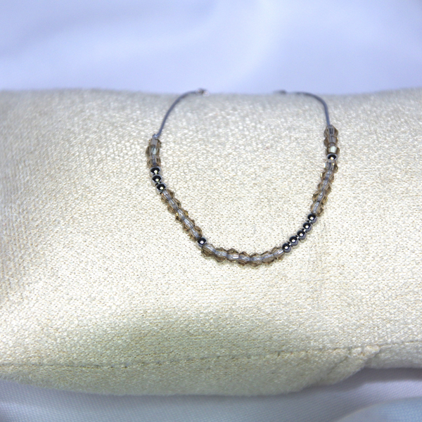 Bracelet modèle Delicate Dual Pearls gris argent sur présentoir