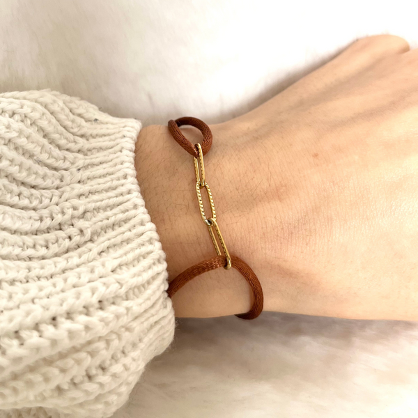Bracelet modèle dune cord Bracelet en or caramel porté