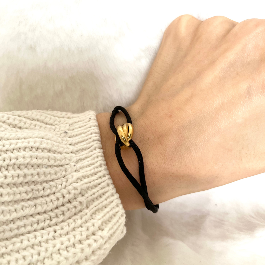 Bracelet modèle laydy cord Bracelet en or et noir porté