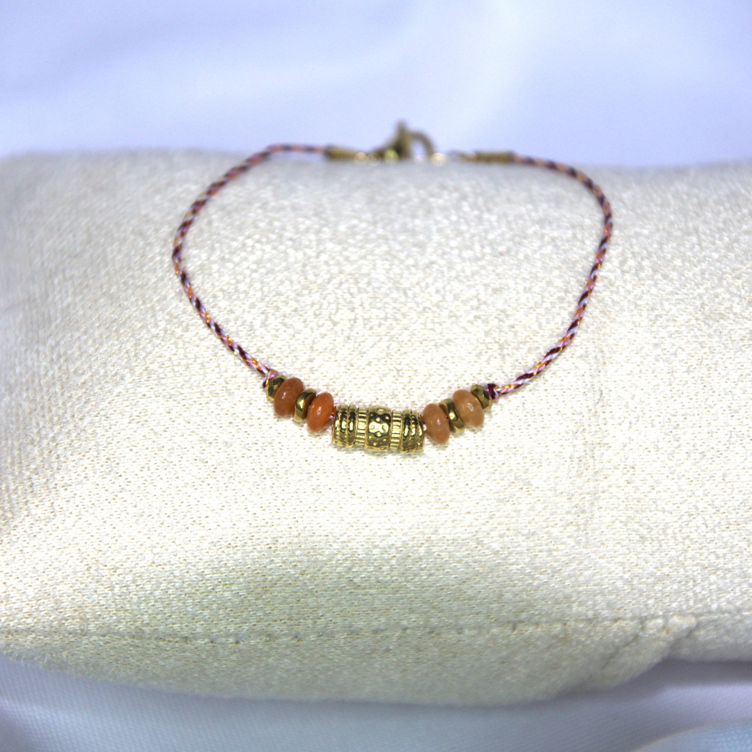 Bracelet modèle Natural Stone en or et marron  sur présentoir